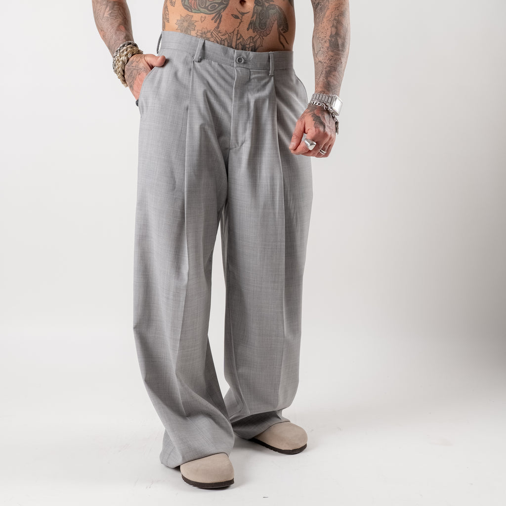 Super loose trousers with pleats in cool wool