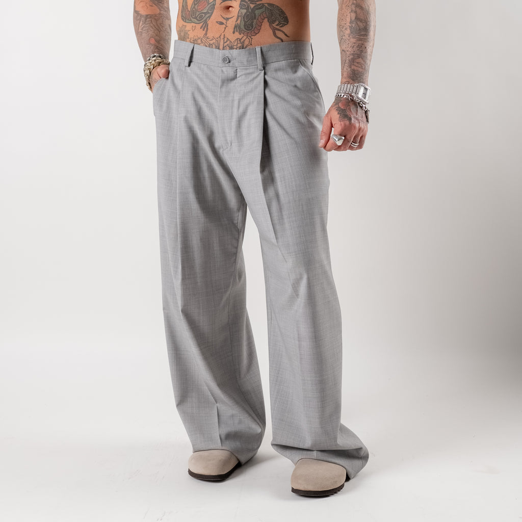 Super loose trousers with pleats in cool wool