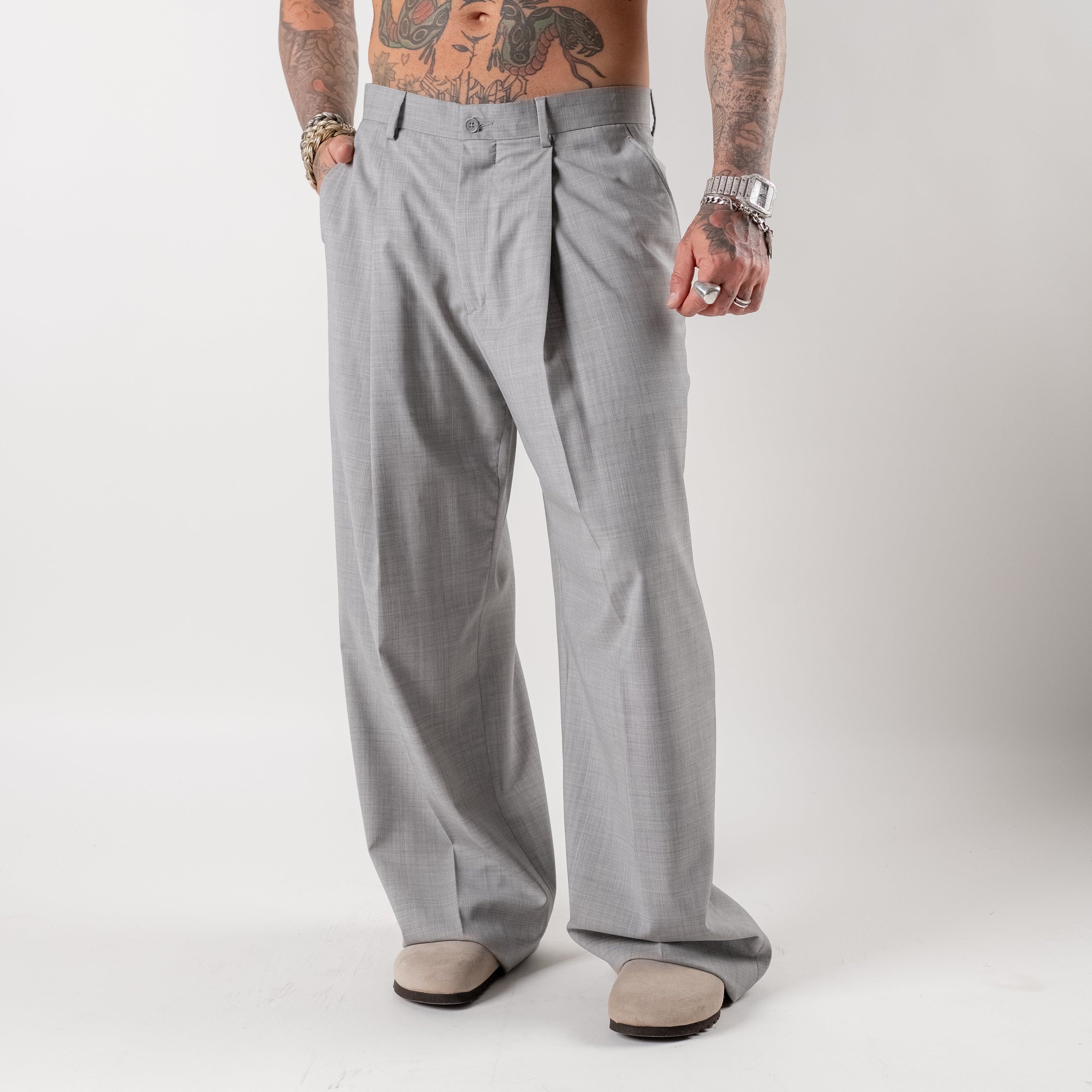 Super loose trousers with pleats in cool wool