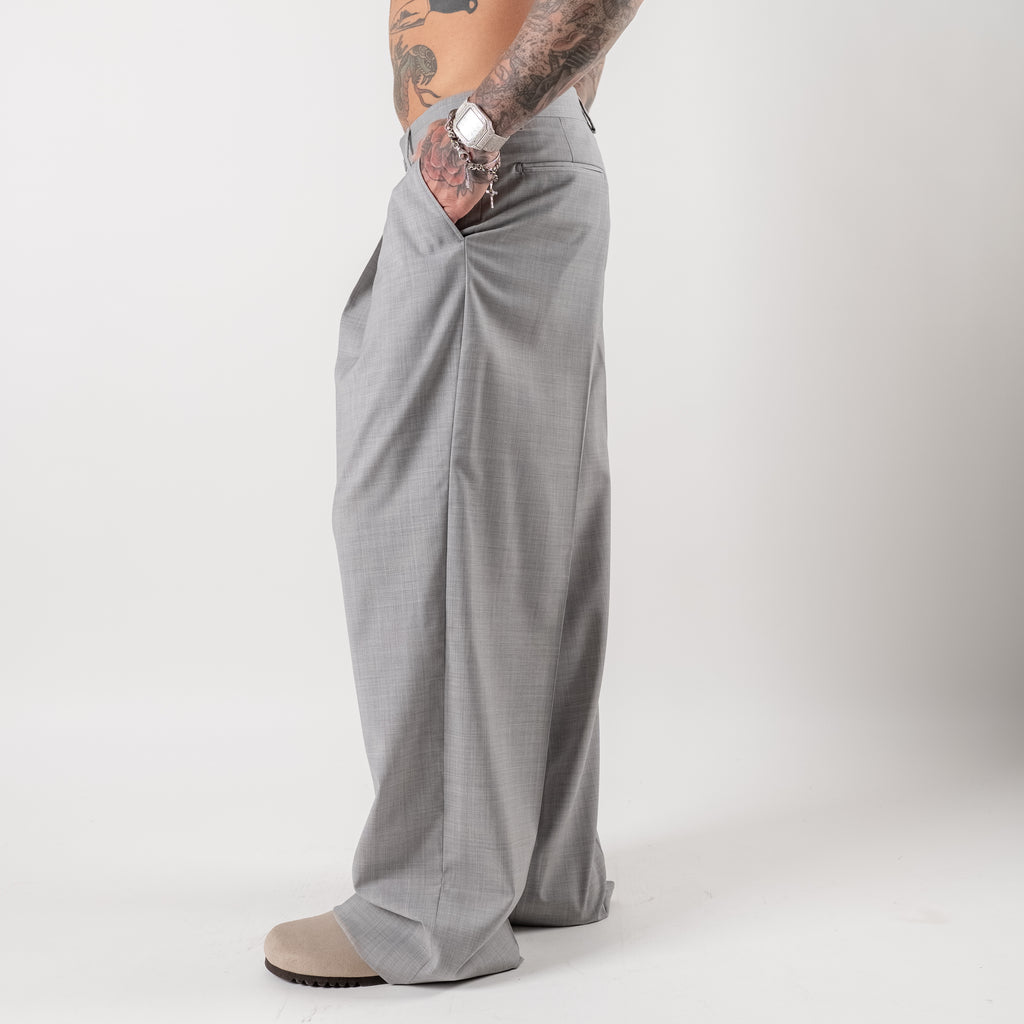 Super loose trousers with pleats in cool wool