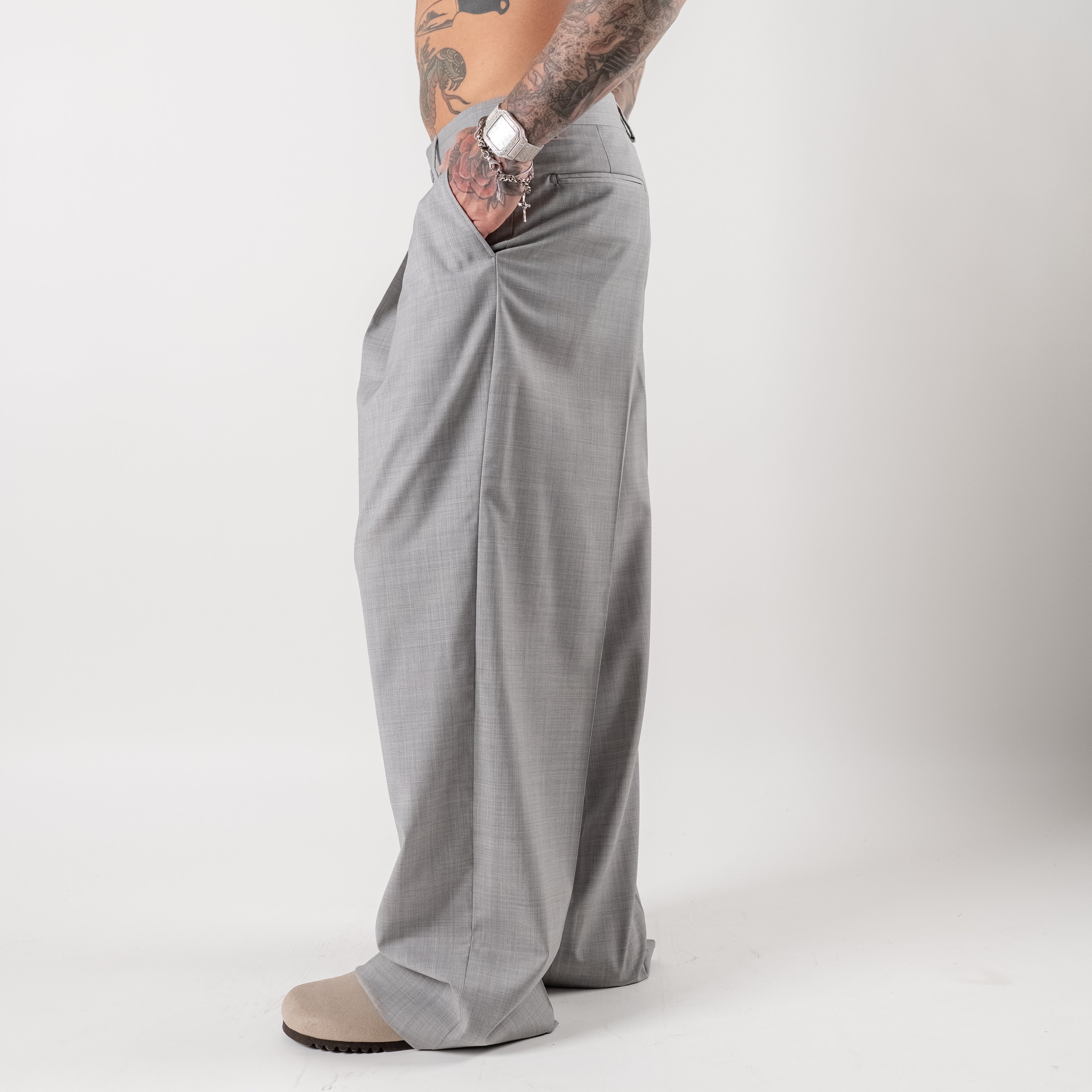 Super loose trousers with pleats in cool wool