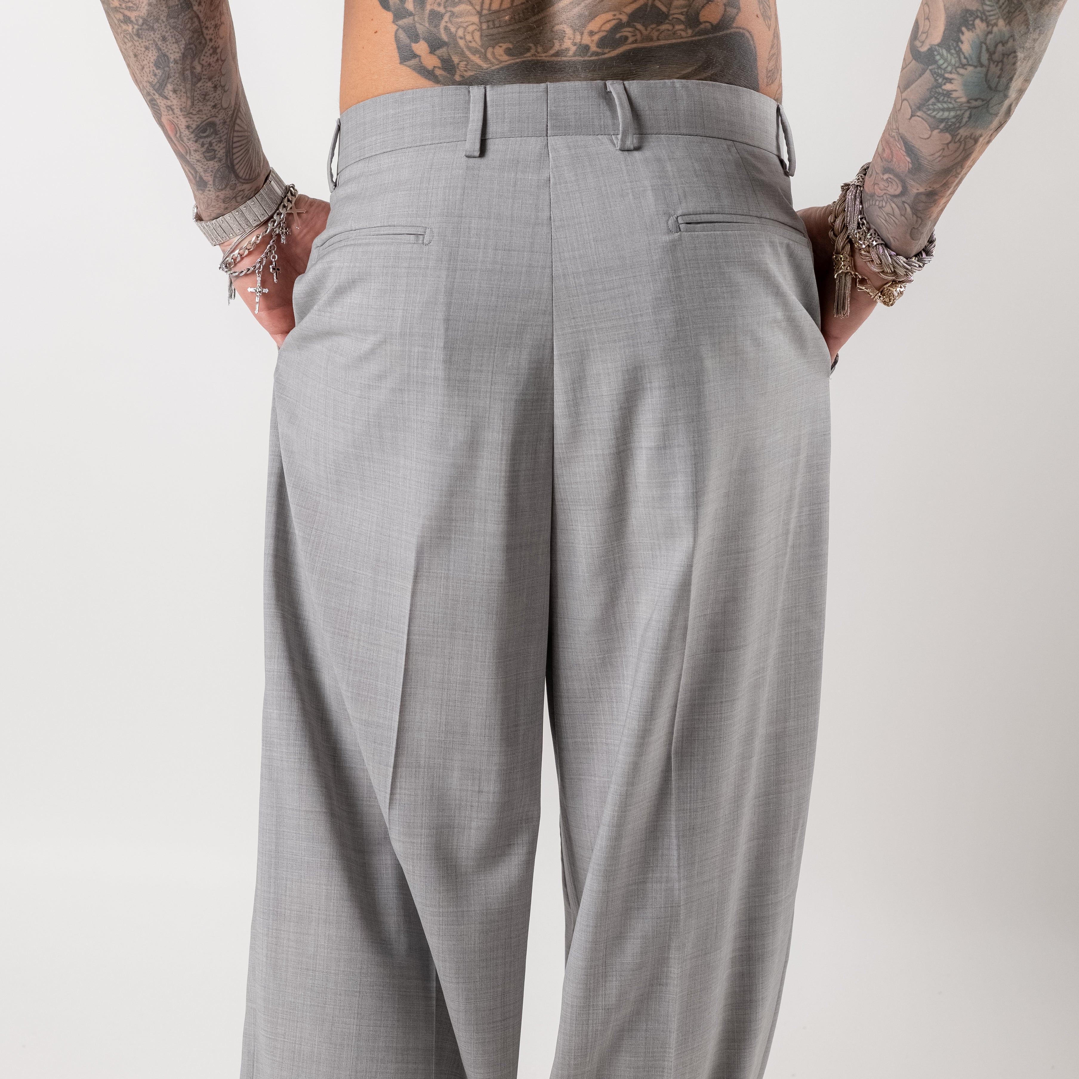 Super loose trousers with pleats in cool wool