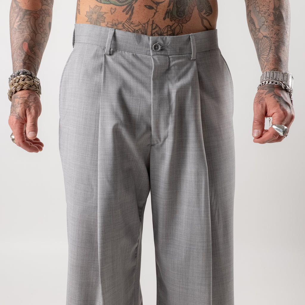 Super loose trousers with pleats in cool wool