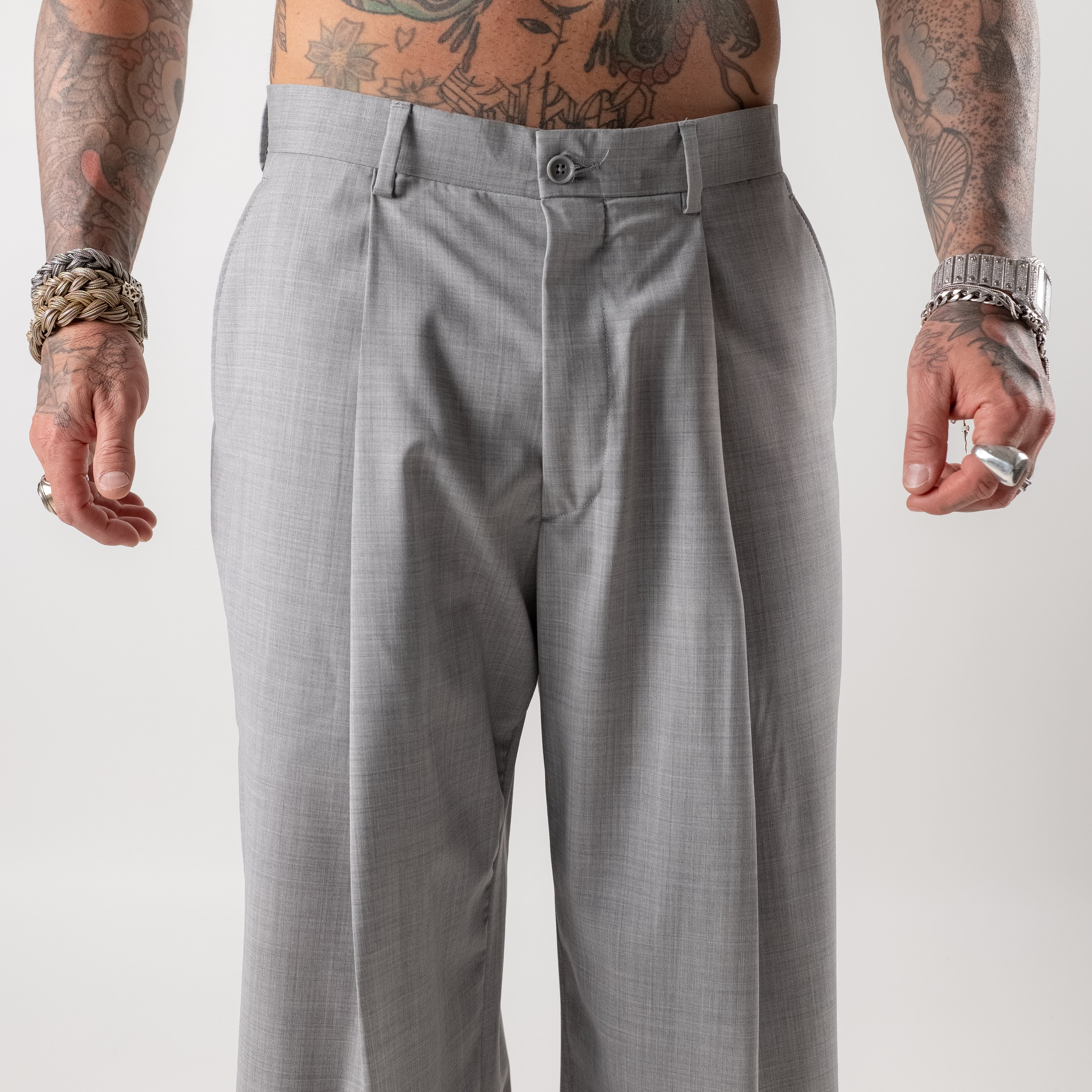 Super loose trousers with pleats in cool wool