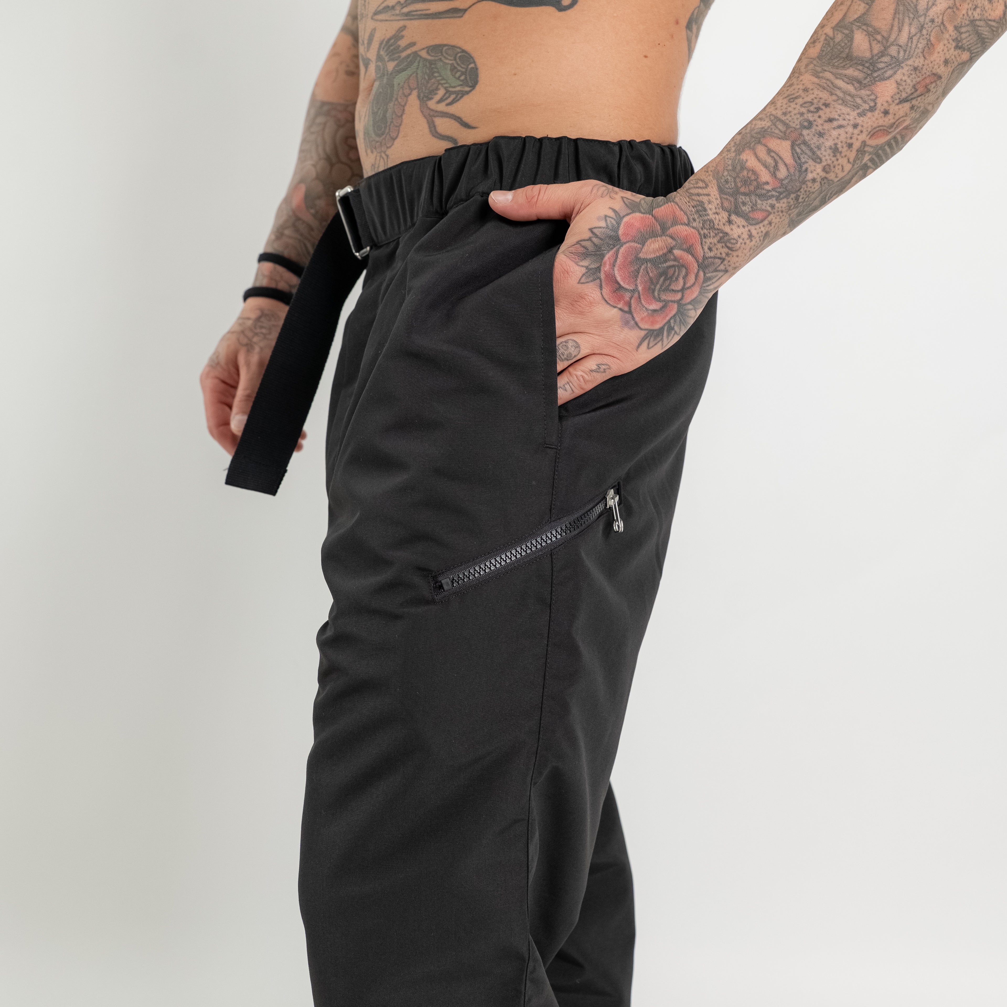 Pantalone con cintura in tessuto tecnico