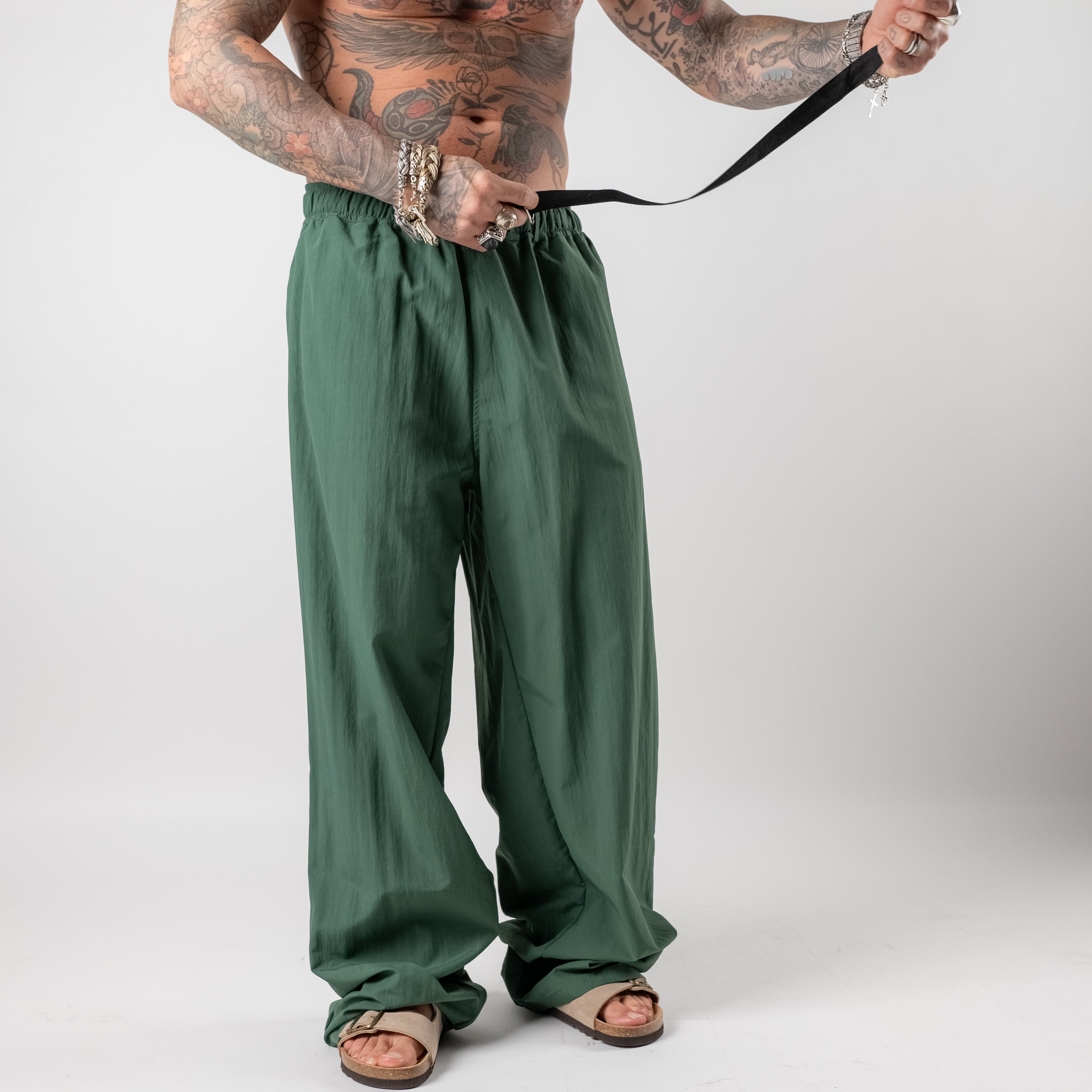 Trousers with contrast buckle
