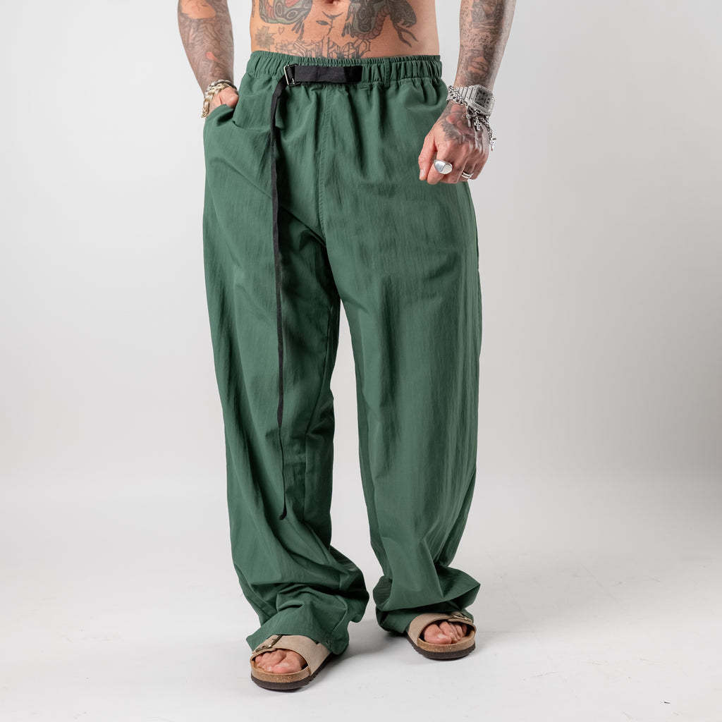 Trousers with contrast buckle