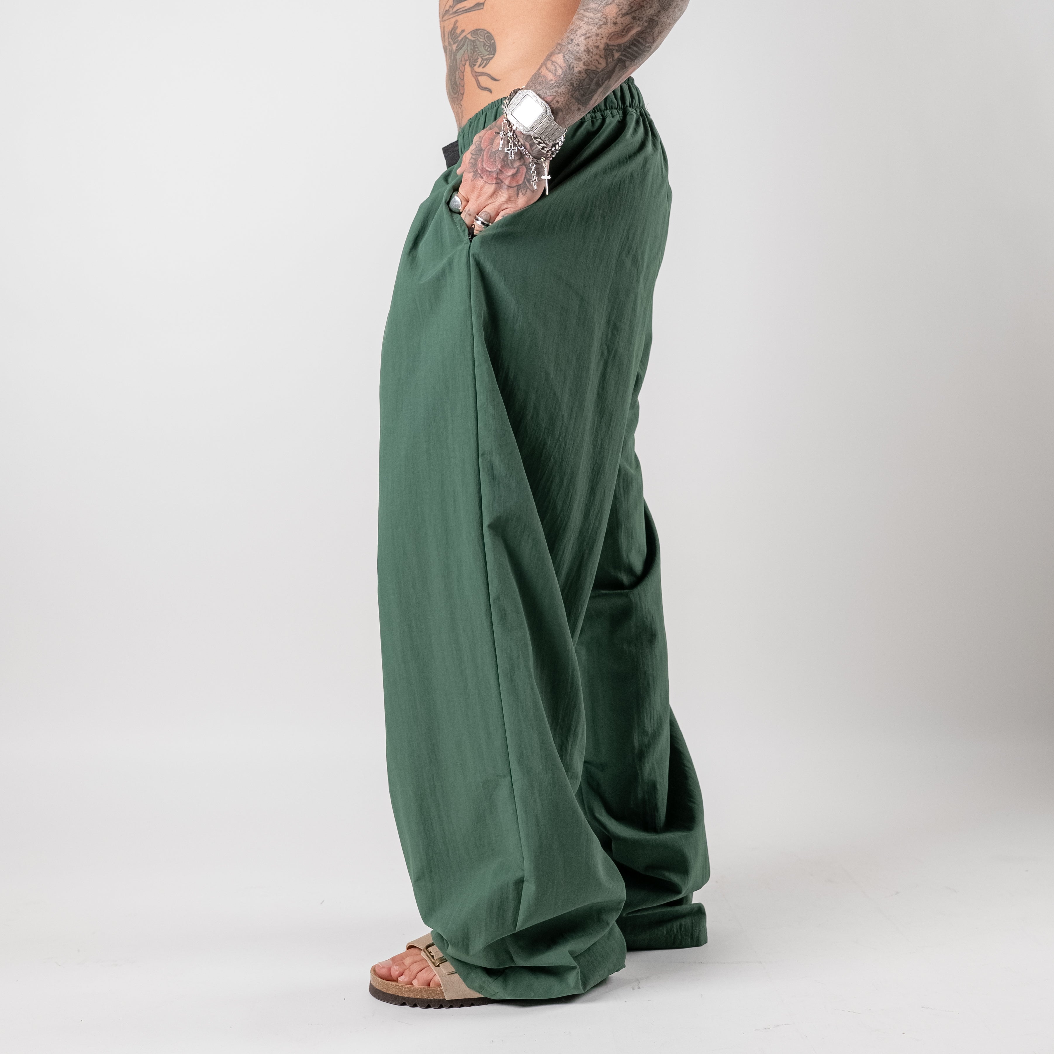 Trousers with contrast buckle