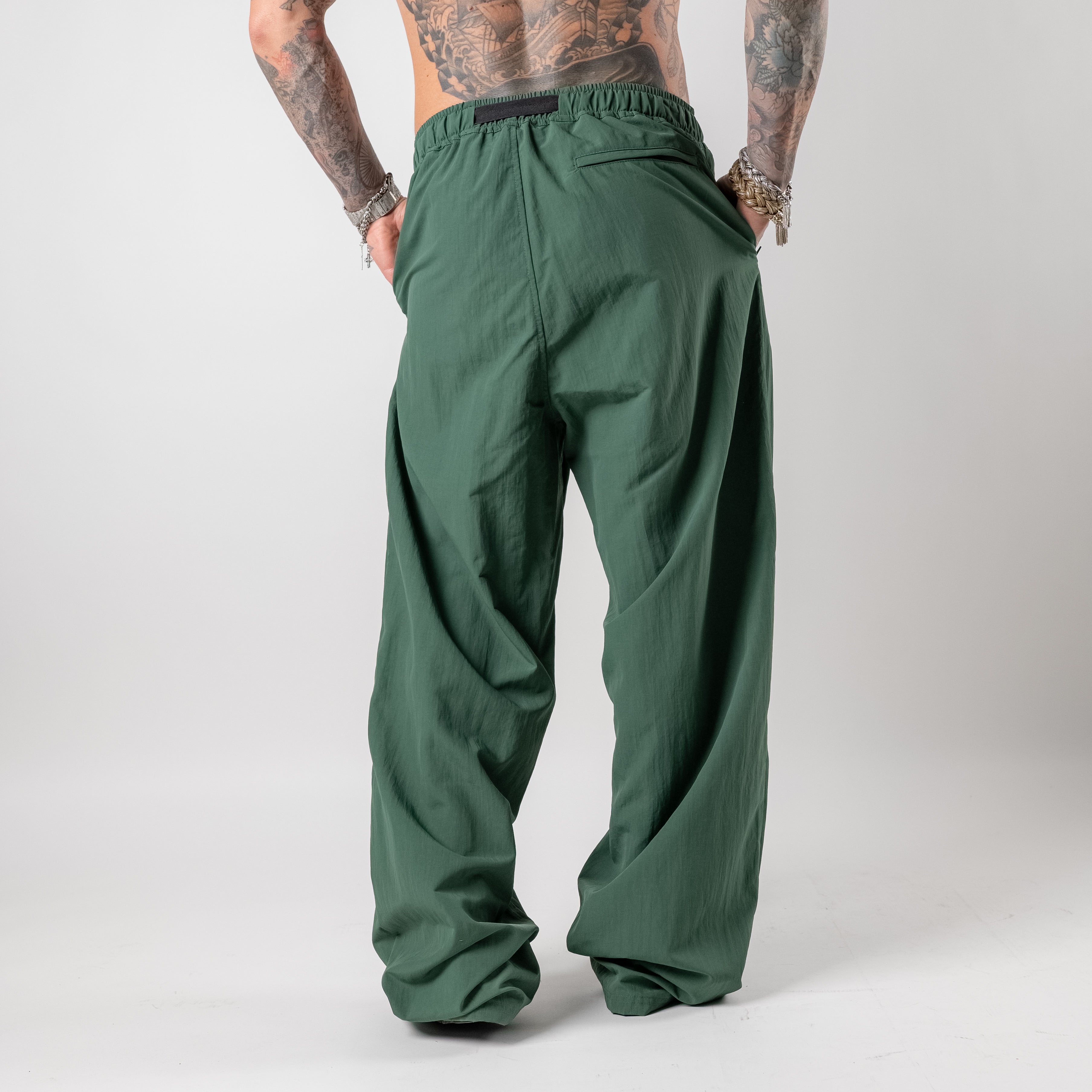 Trousers with contrast buckle