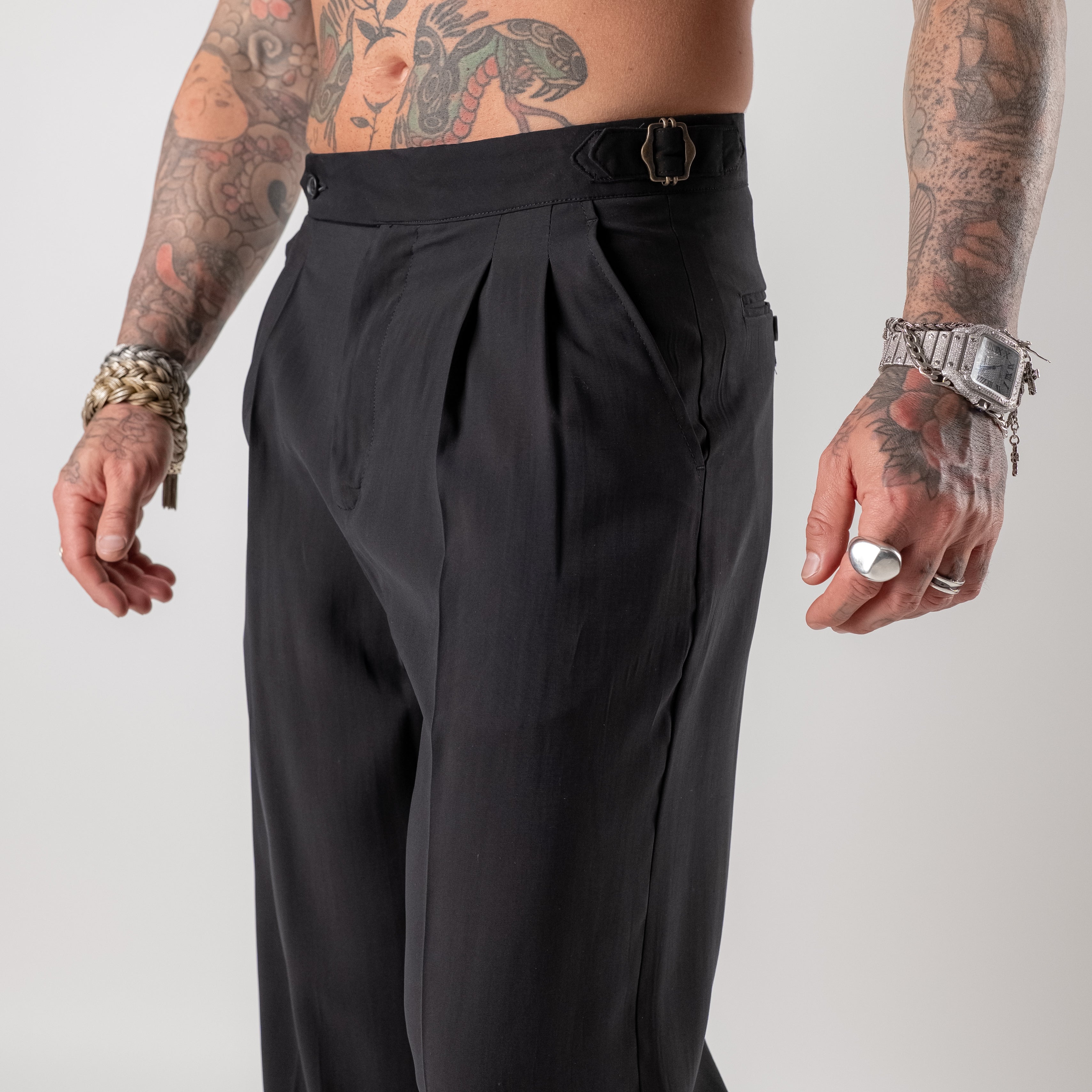 Double-pleated trousers with side adjusters in cupro