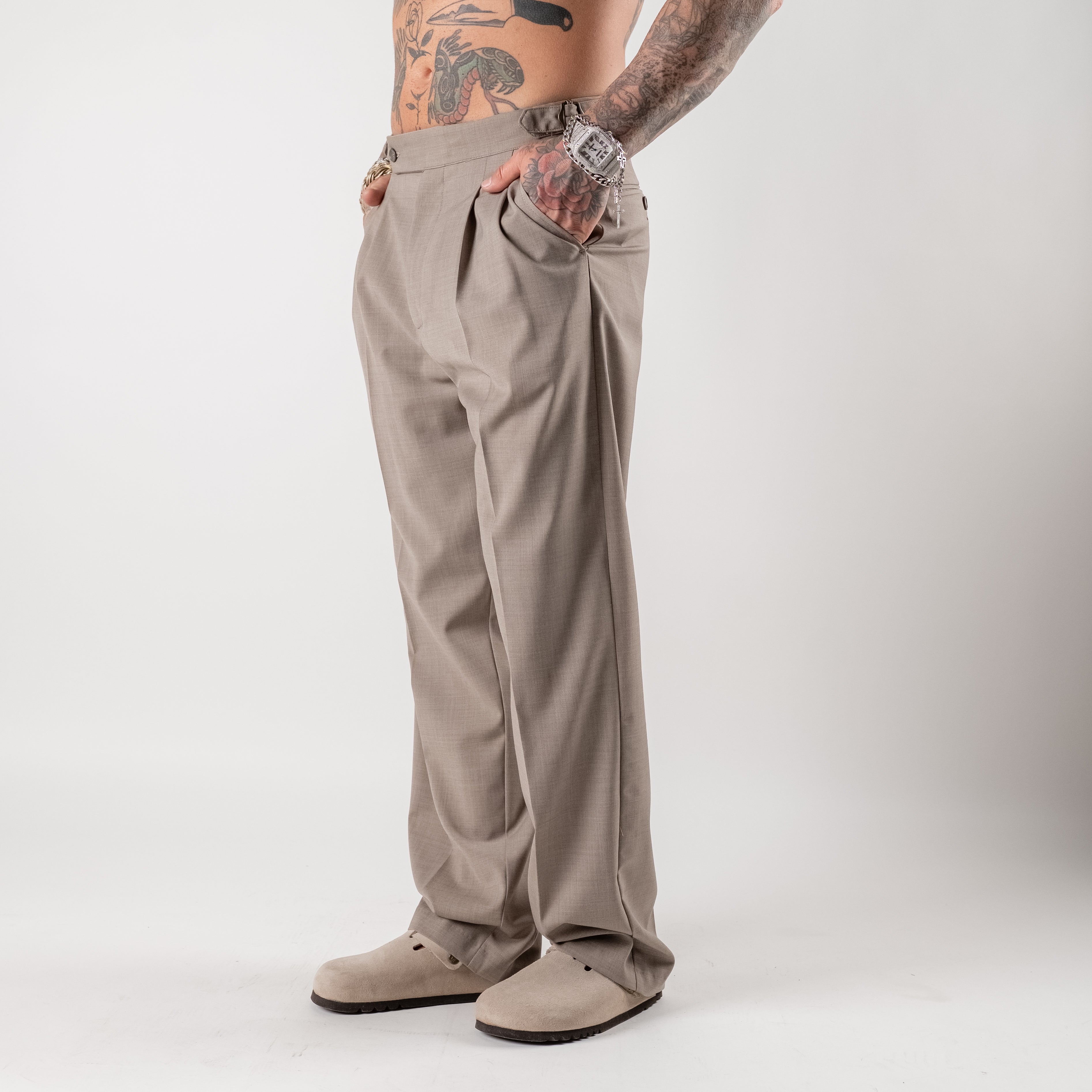 Double-pleated trousers with side adjusters