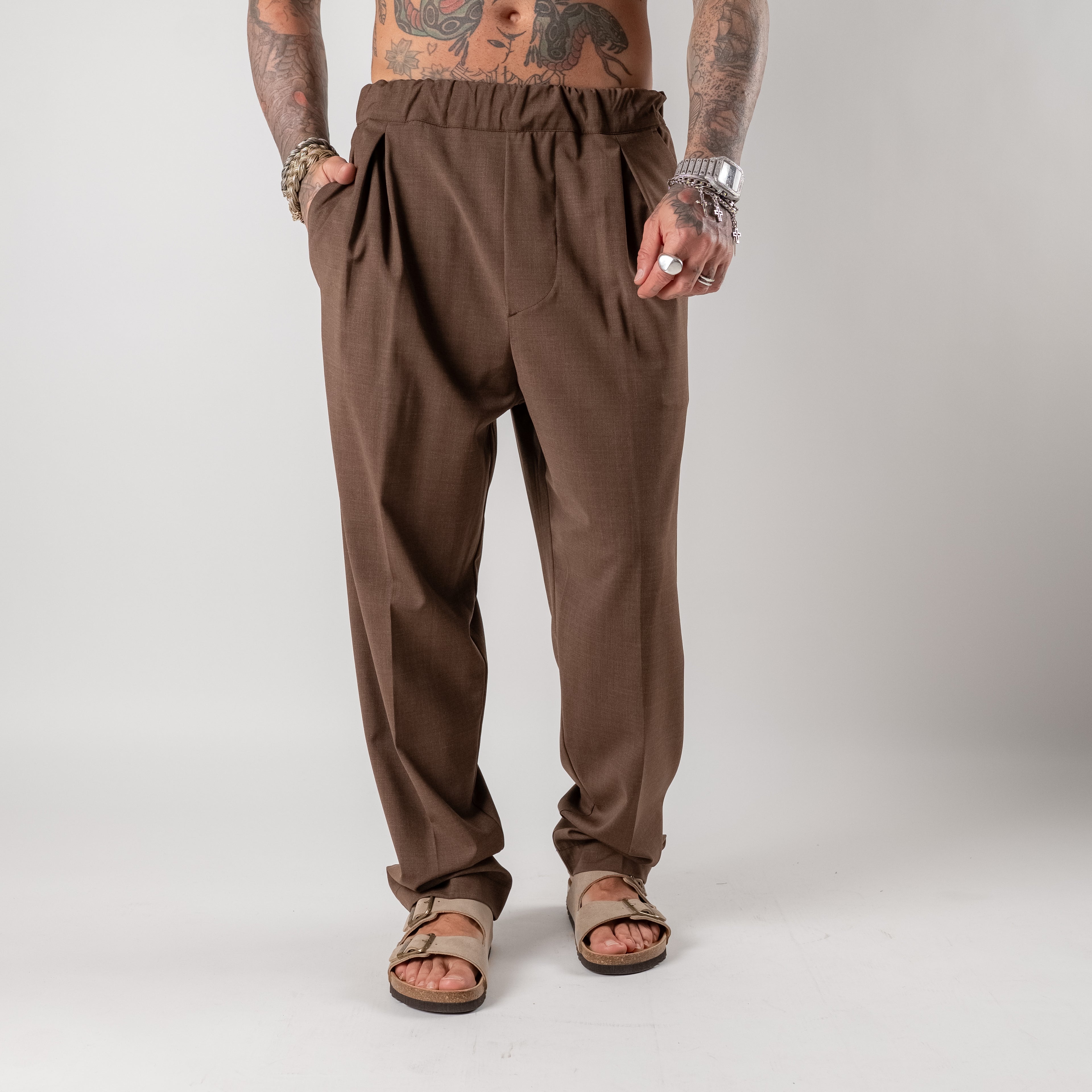 Tapered trousers with pleats and elasticated waist