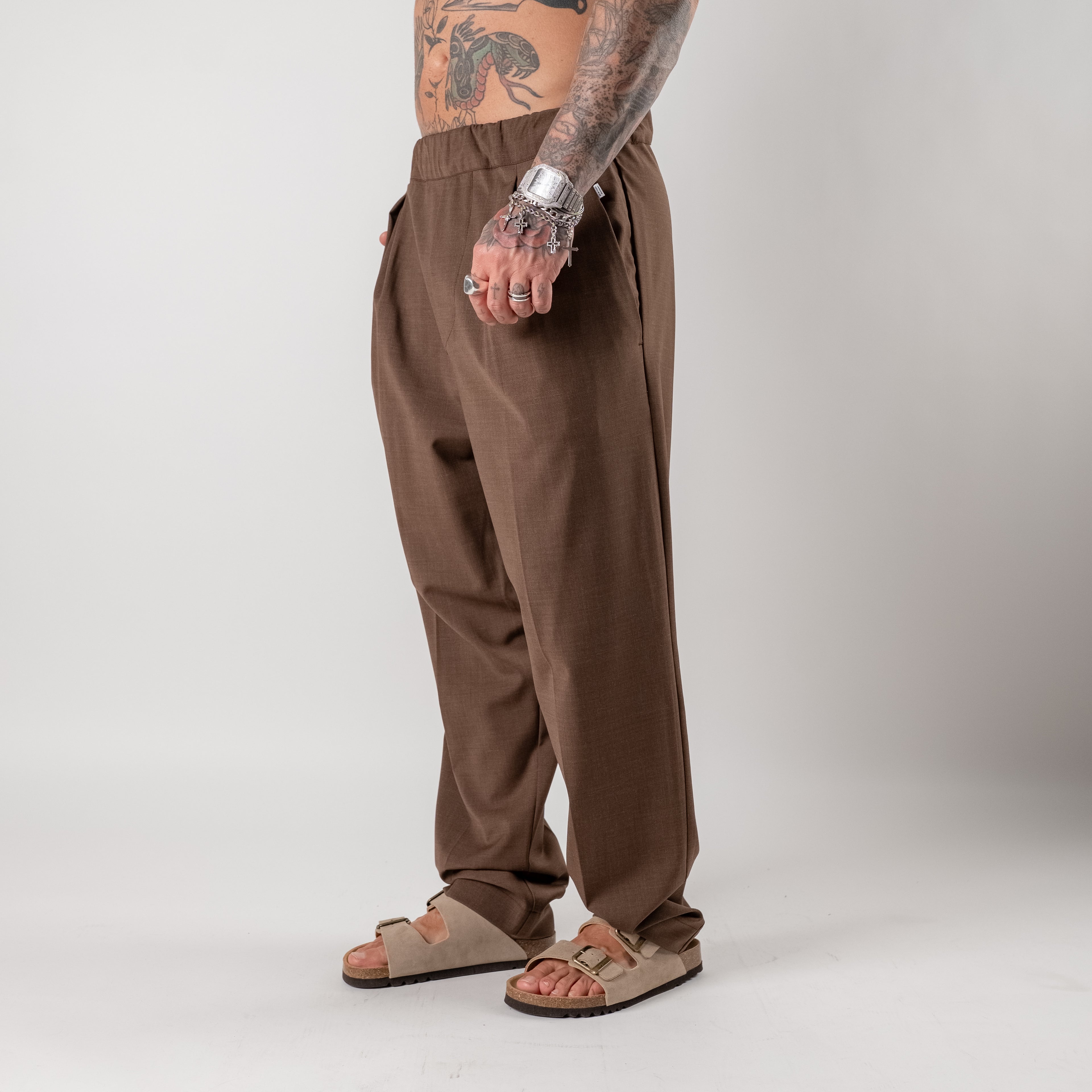 Tapered trousers with pleats and elasticated waist