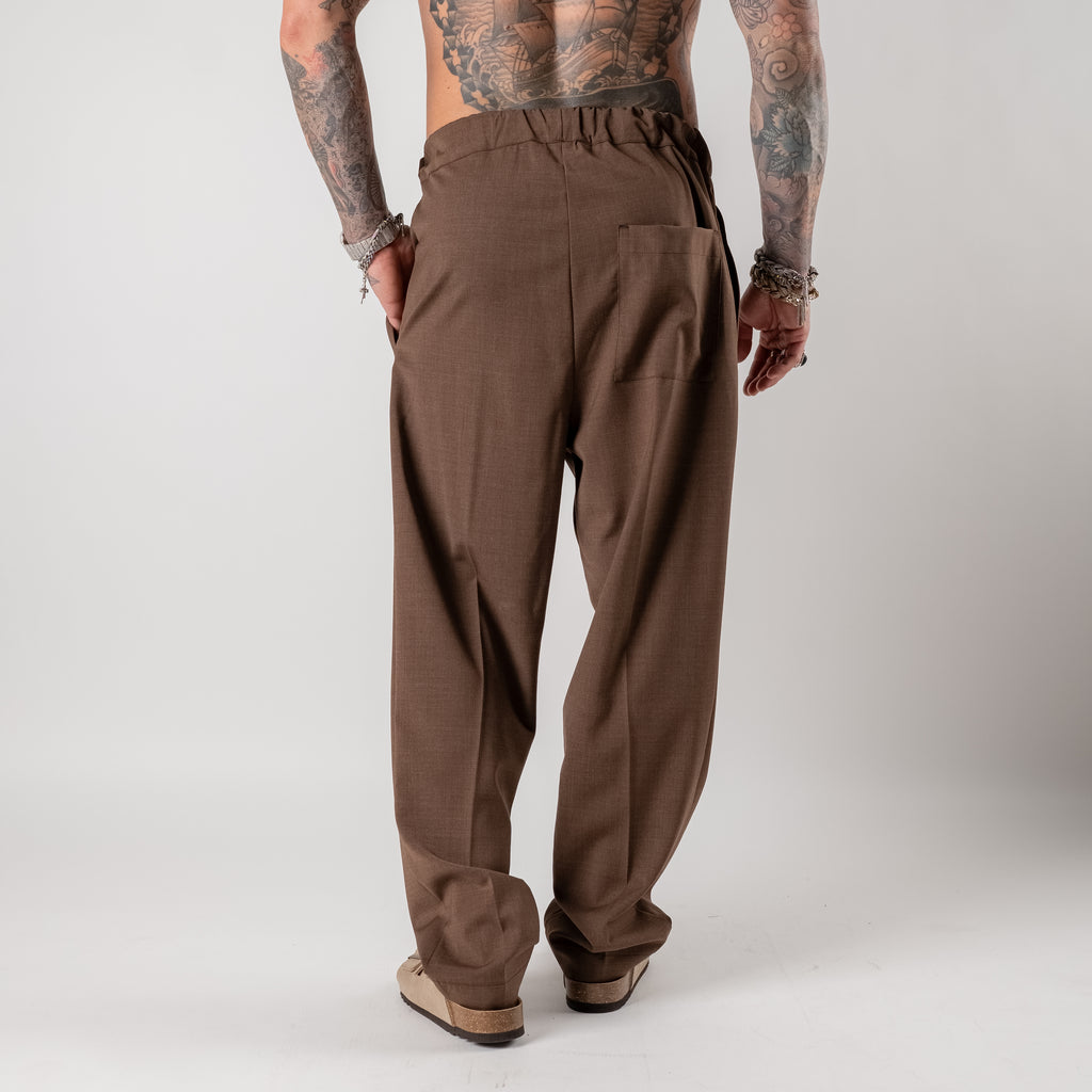 Tapered trousers with pleats and elasticated waist