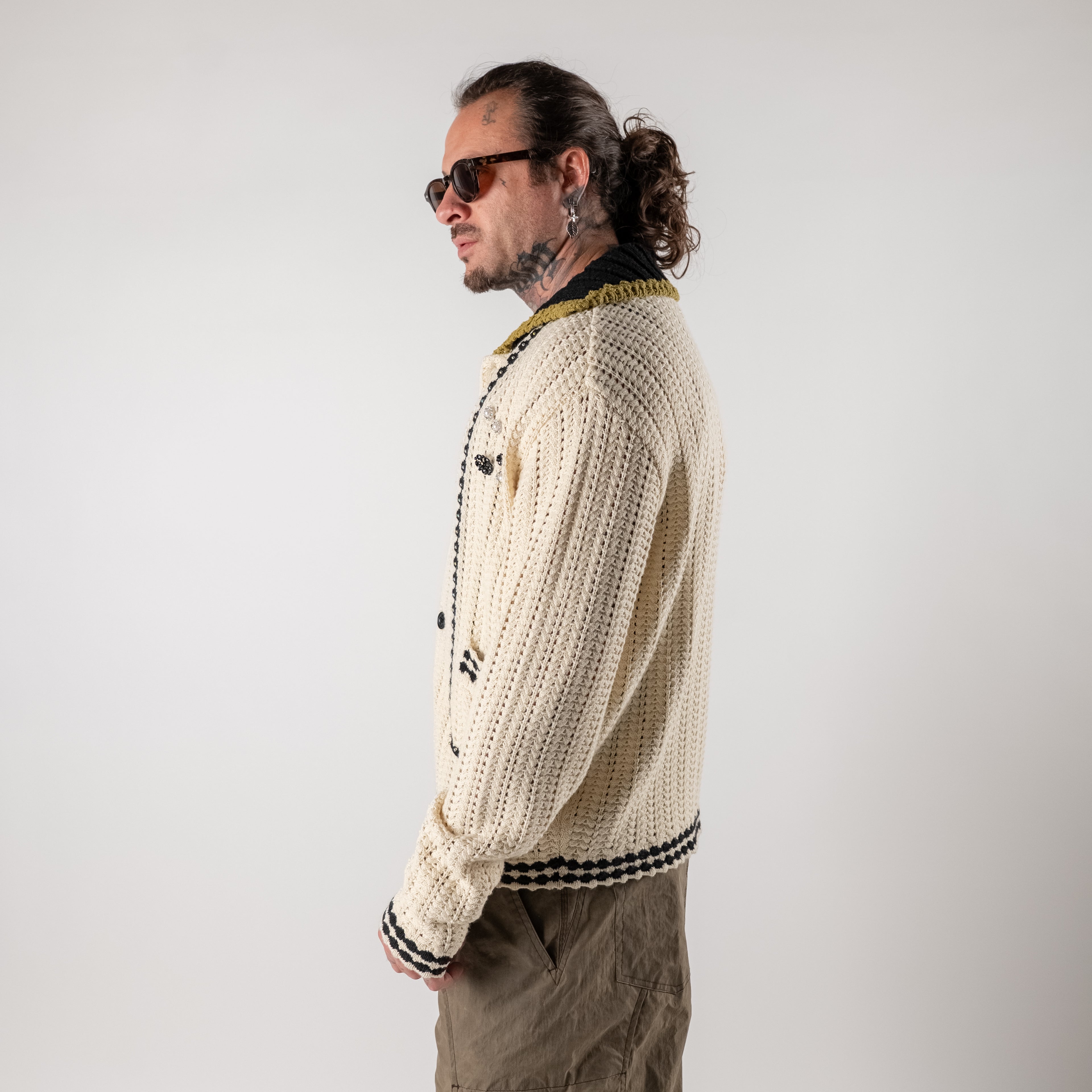 Thread cardigan with studs and pearls with collar