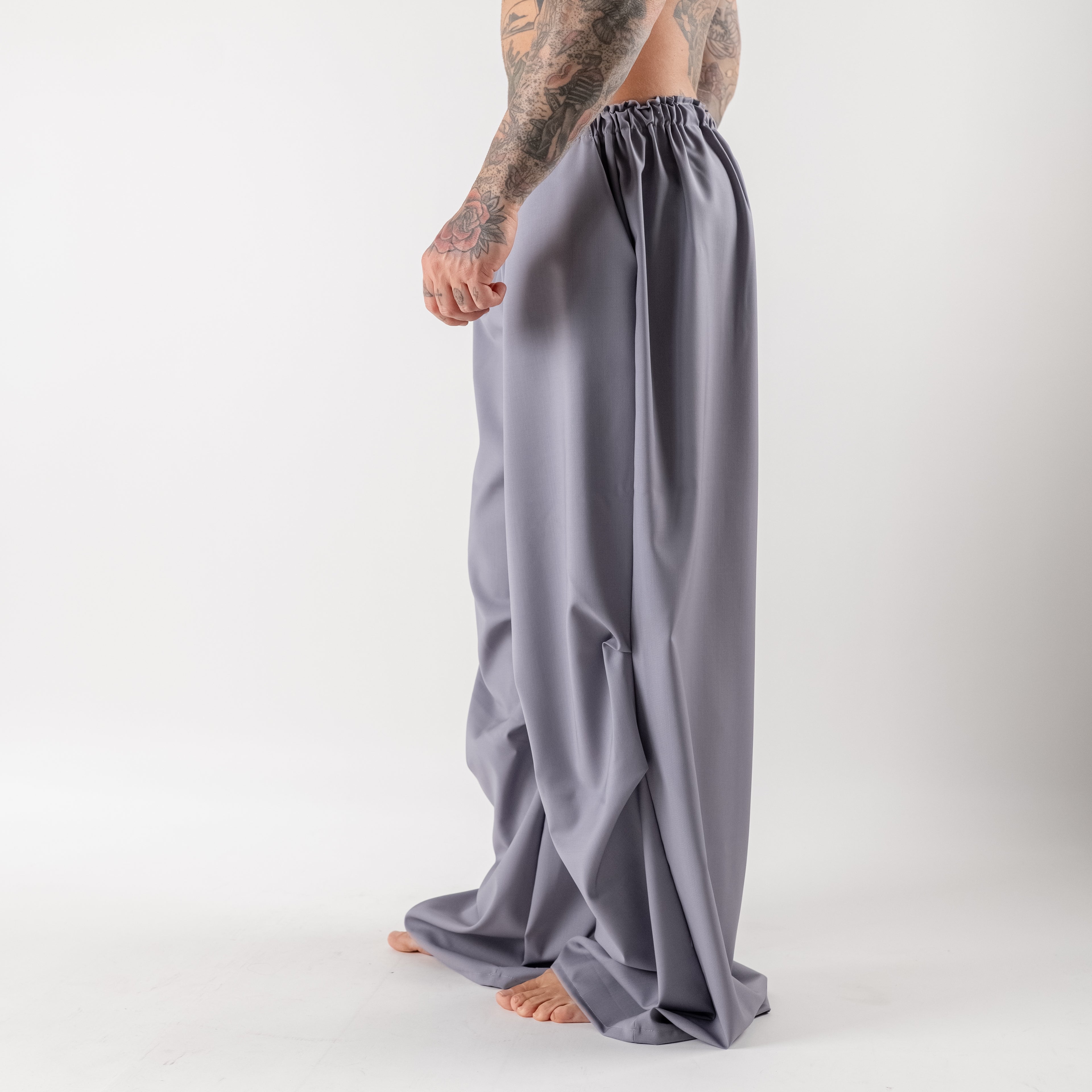 Super loose cool wool trousers with knee pleats
