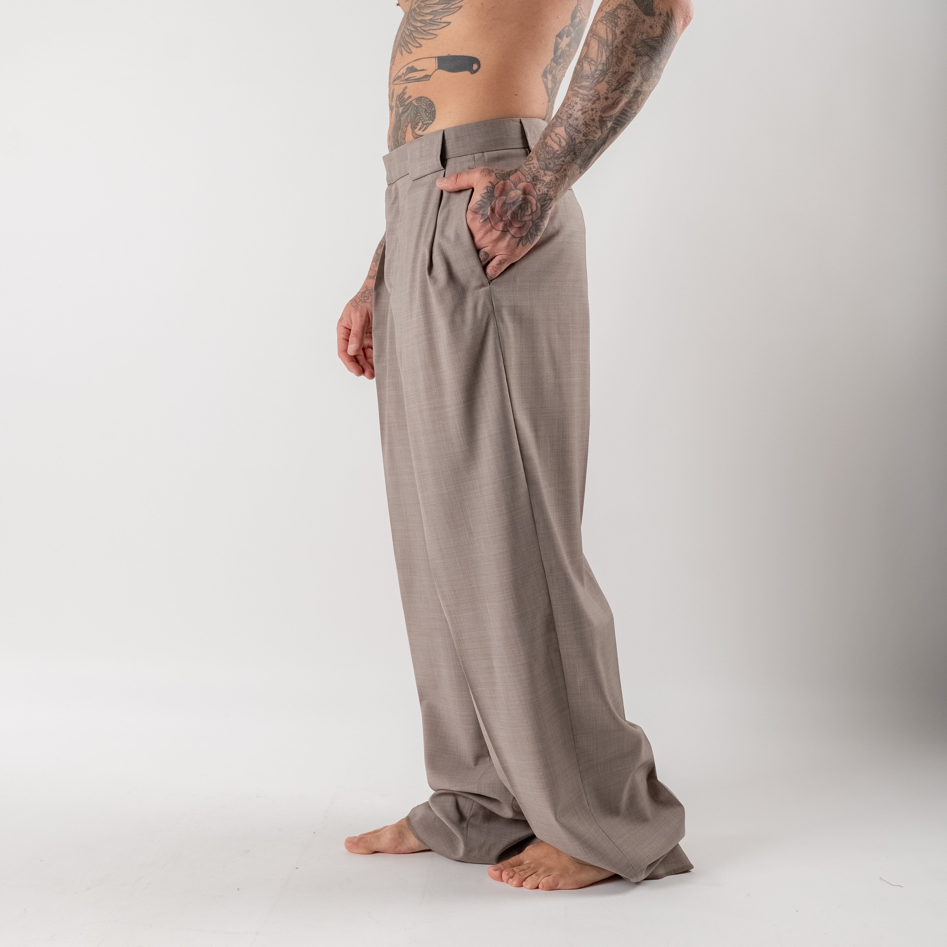 Super loose wide-leg trousers with pleats in cool wool