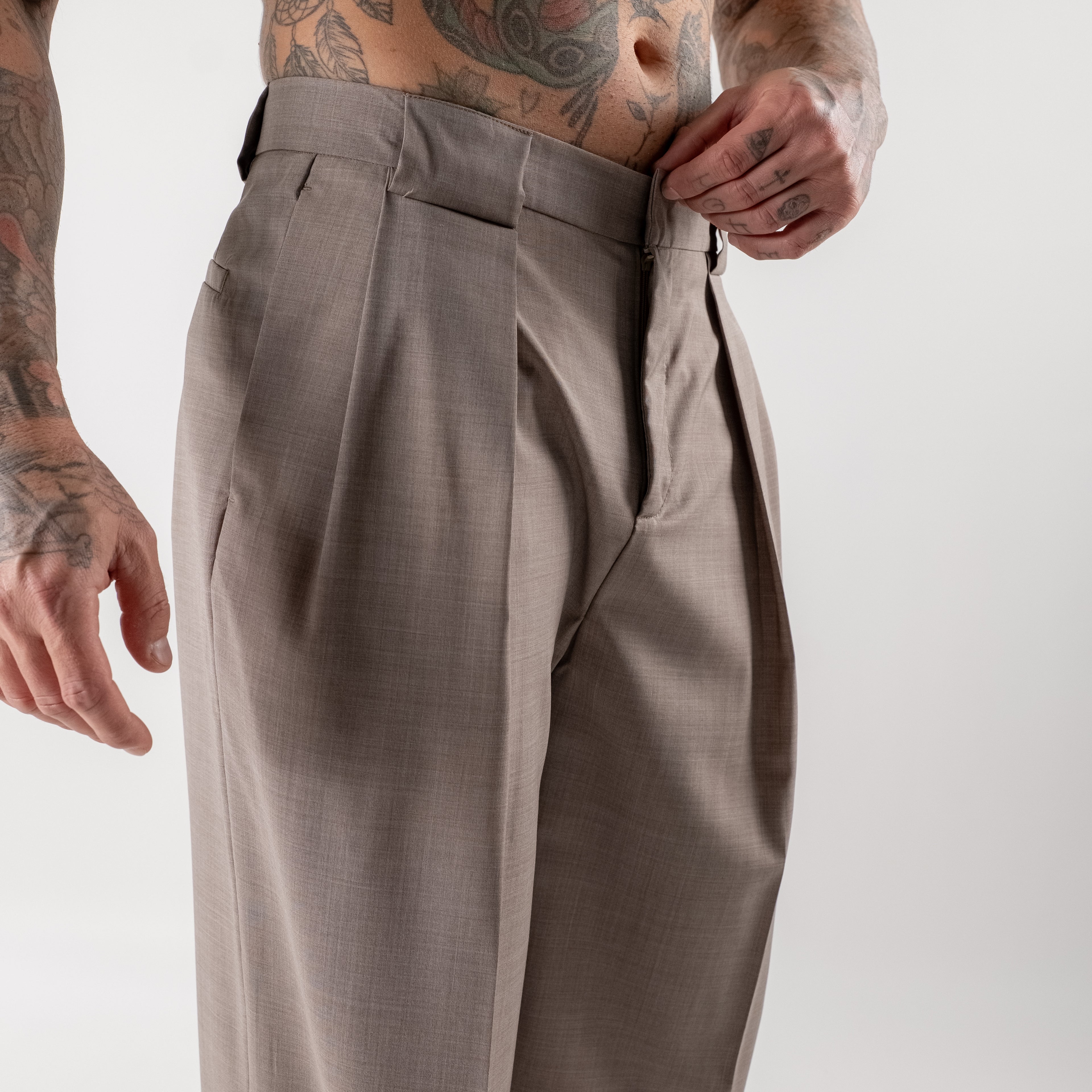 Super loose wide-leg trousers with pleats in cool wool